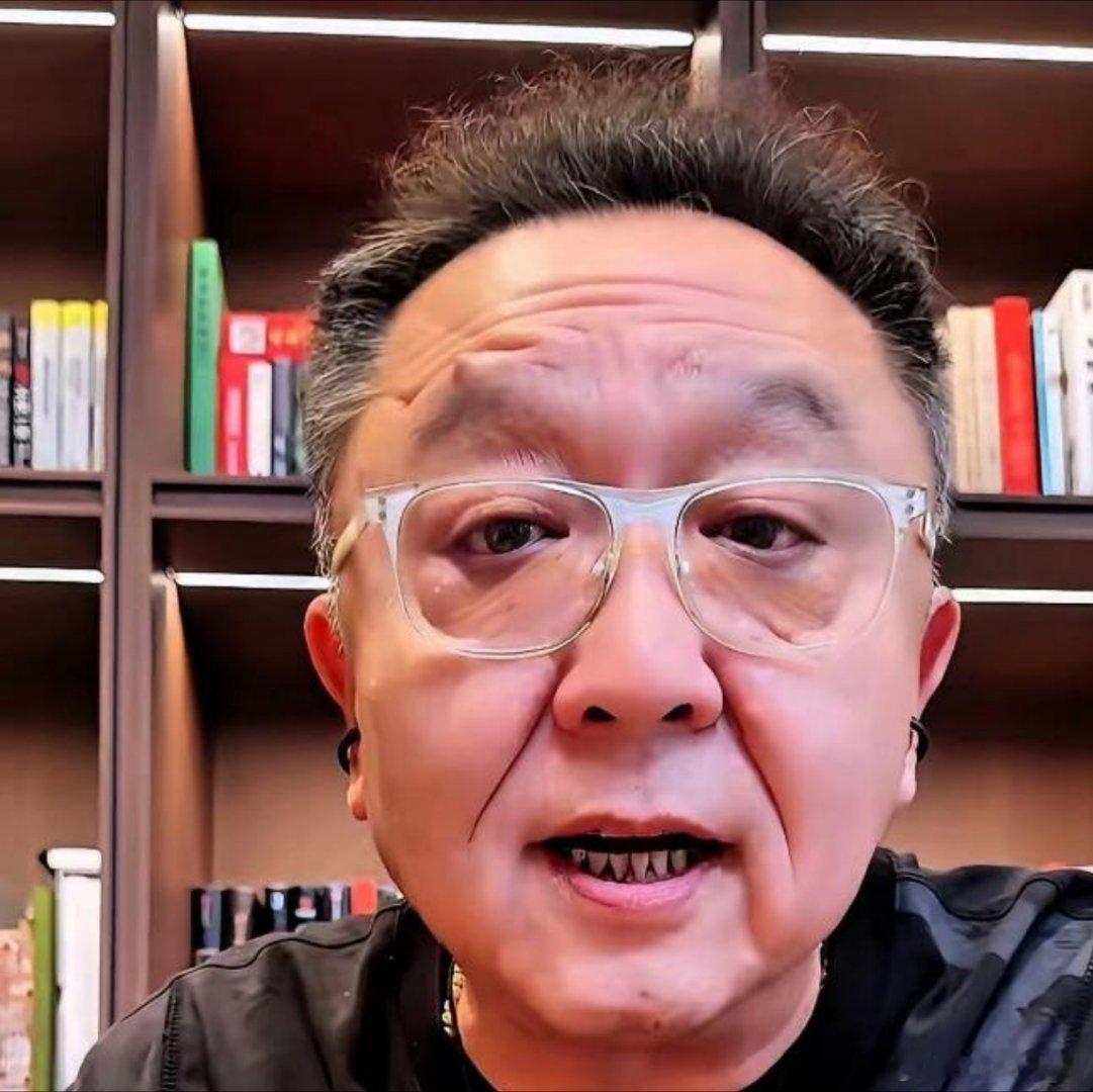 我原先最看不懂的就是于谦德云社都乱成一锅粥了，他连句“共渡难关”都没说，后来才反
