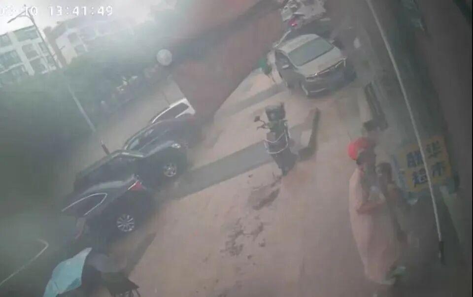 超市店主十分暖心，主动帮忙照看孩子，让宝妈安心跑完订单，这一幕看哭了无数网友。所