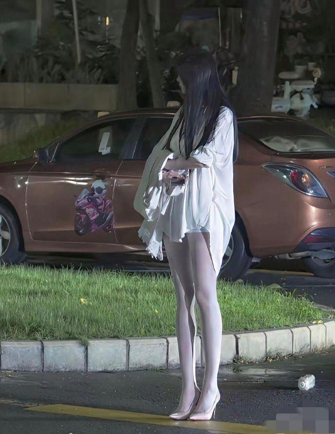 路上看大腿算对女性的不尊重吗