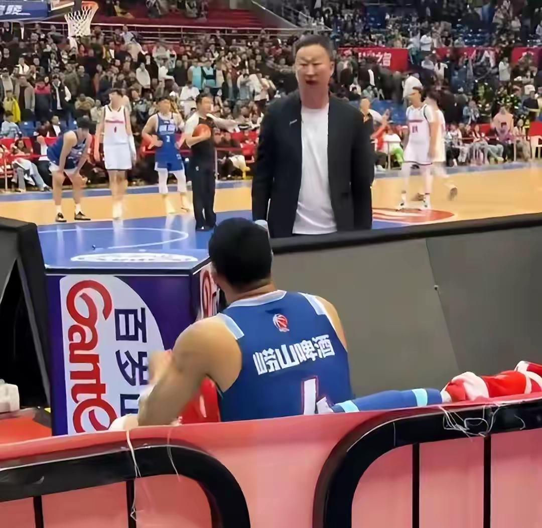 刘维伟发布会怒批外援，难道这是在甩锅？实话实说，青岛男篮输球和外援没什么关系，两