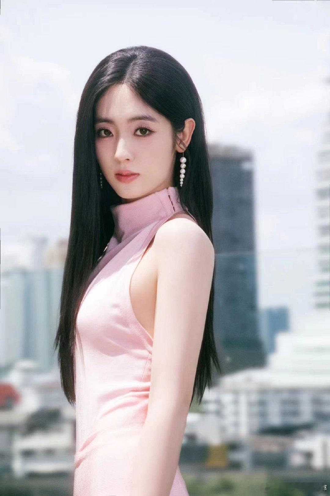 #邢菲黑长直#肤白貌美，气质绝佳，邢菲这次的黑长直造型简直美得不可方物啊，泰国街