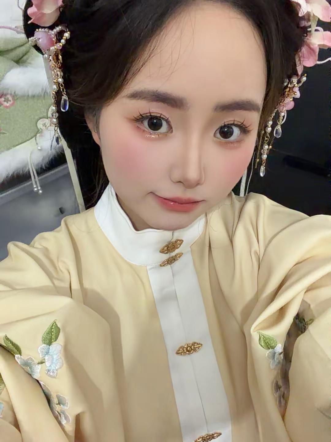 草莓牛奶甜甜圈 云朵中间转圈圈停止内耗