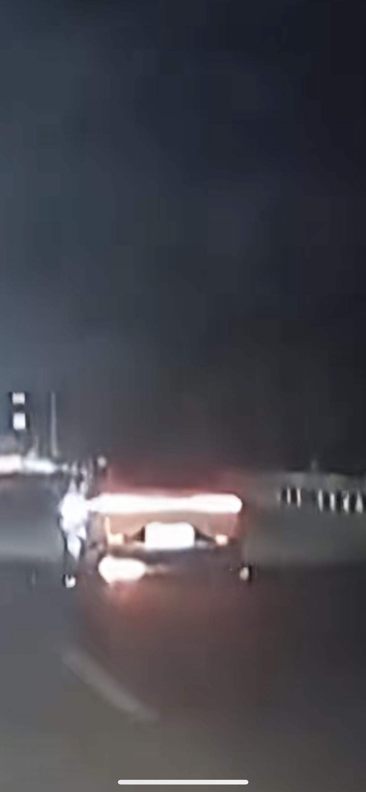 2月2日，河南洛阳。一辆汽车在行驶过程中，底盘突然冒火，后车车主发现后紧急超车并