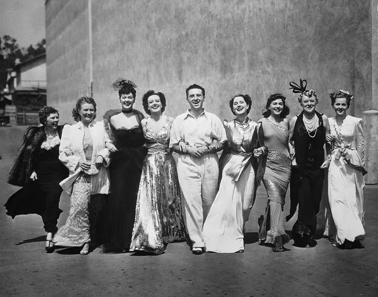 电影《女人们》的经典幕后合影。导演乔治·库克可能是好莱坞历史上最会拍女性的男导演