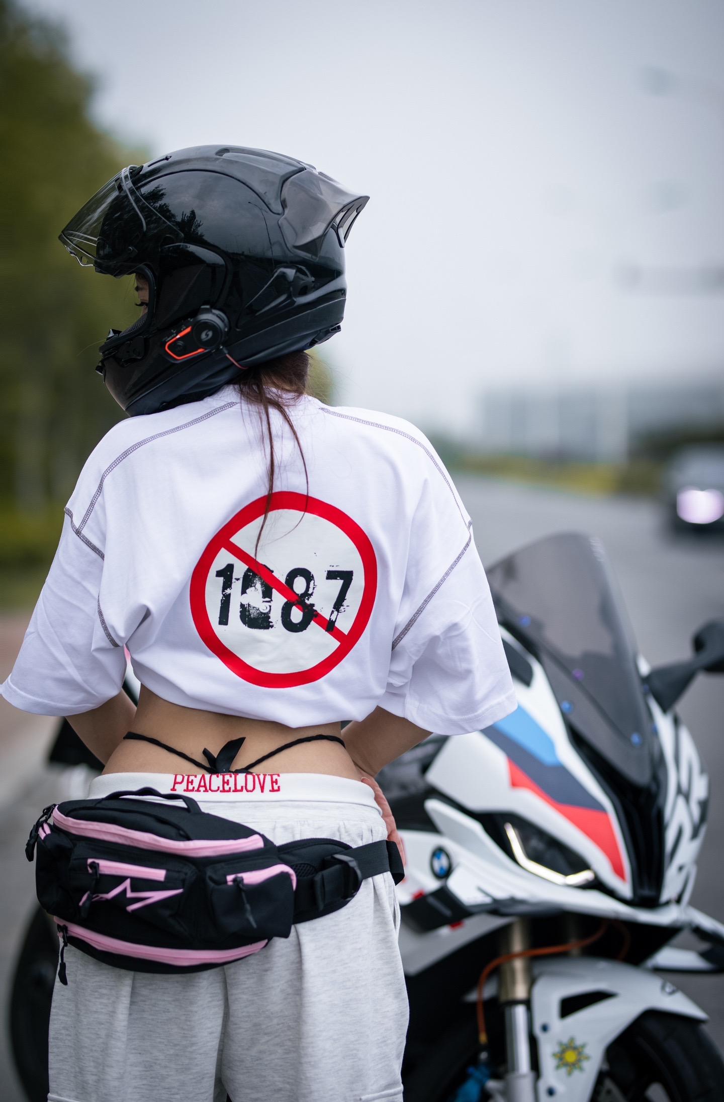 我还是很自卑，上街不敢牵别人女朋友的手。