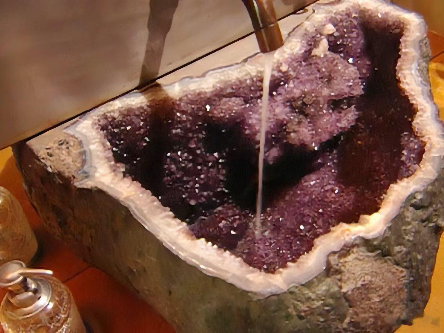 这种水晶洗手盆不好，漏财，而且不易清理缝隙，还容易一不小心划破手。 ​​​