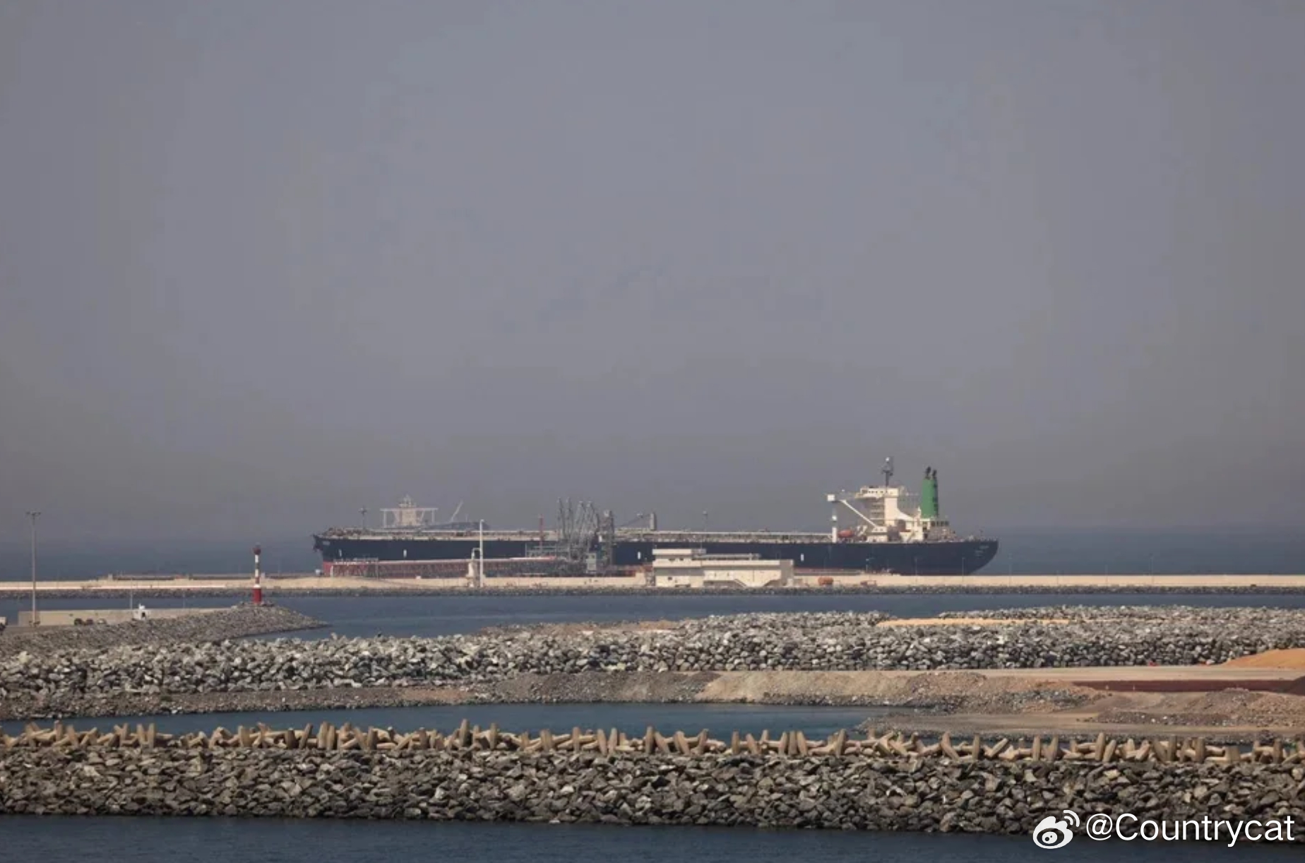 美军连续空袭伊朗7夜！两艘油轮在霍尔木兹海峡起火 伊朗扬言发动“全面攻势”海外新