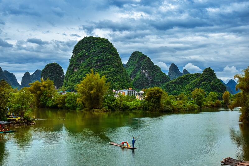 品读馨漪婉风的《七绝•孤舟》，刹那间便沉浸于那如诗画卷之中。翠岭被晚霞轻笼，静静