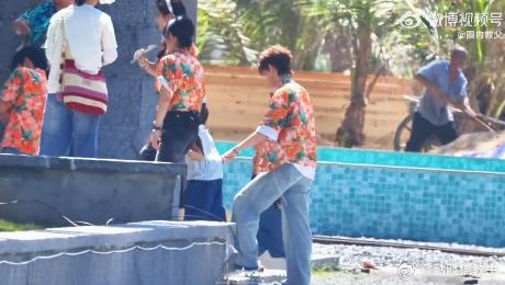 余宇涵抱小女孩路透 瞧余宇涵在《海角88号》的海边路透，花衬衫让他成了海边最耀眼