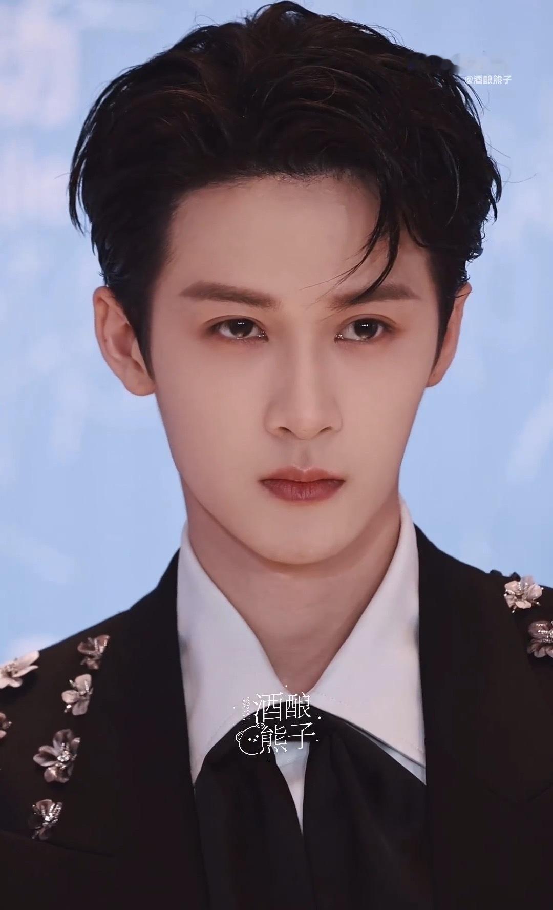 还是很震撼世界上竟会有如此美貌…所有五官单拎出来都很优越，比例超级好，尤其是那一