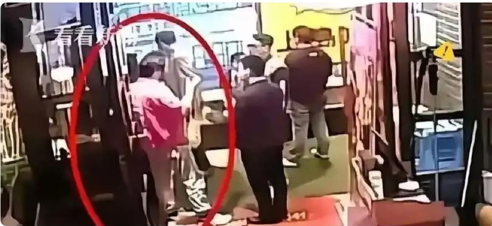 3名印度游客在和平饭店吃霸王餐被监控全程拍下，碰瓷手法拙劣当场被揭穿，网友：三哥