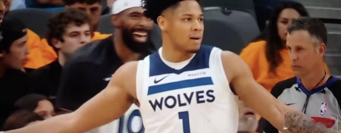 在NBA季后赛西部半决赛的激烈对决中，马刺队坐镇主场却意外以102:104的比分