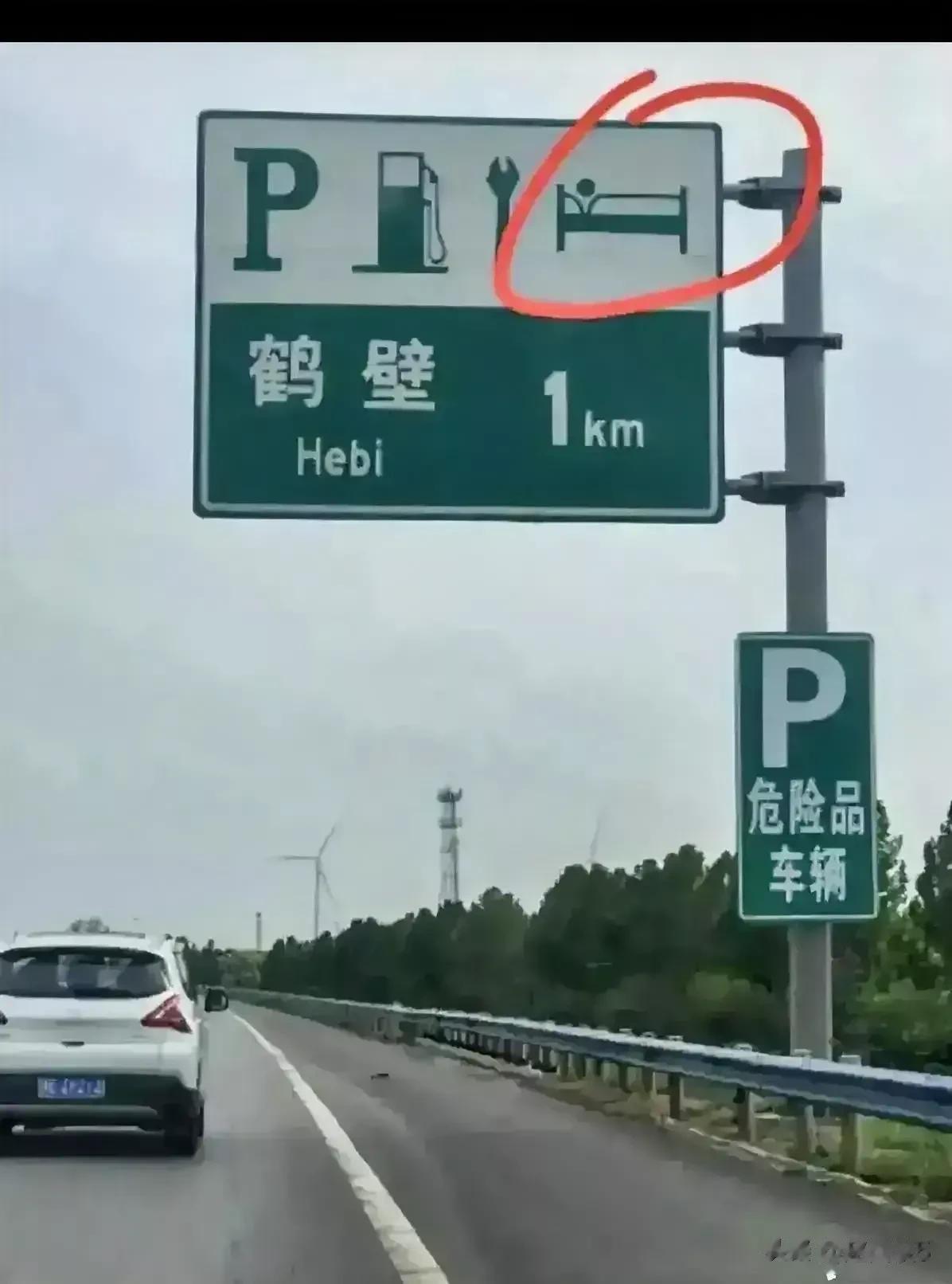 现在开车真的是难。不但车越来越多，不熟练的新手司机也越来越多。
但真正难的是一些