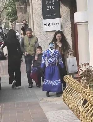 这就是大号的遥控玩具，一个人遥控，一个人手扶，还不如我90岁的老奶走的稳，竟然被