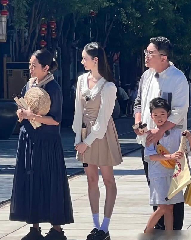 说实话，以她的这个身材跟脸蛋，其实更适合当演员或者是舞者，但她却偏偏选择当爱豆，