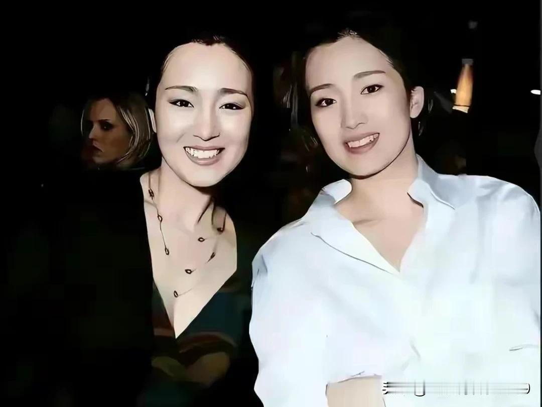 这张合影，
您能认出哪个是巩俐，
哪个是她的替身周显欣吗？
眼笨的人估计一时半会