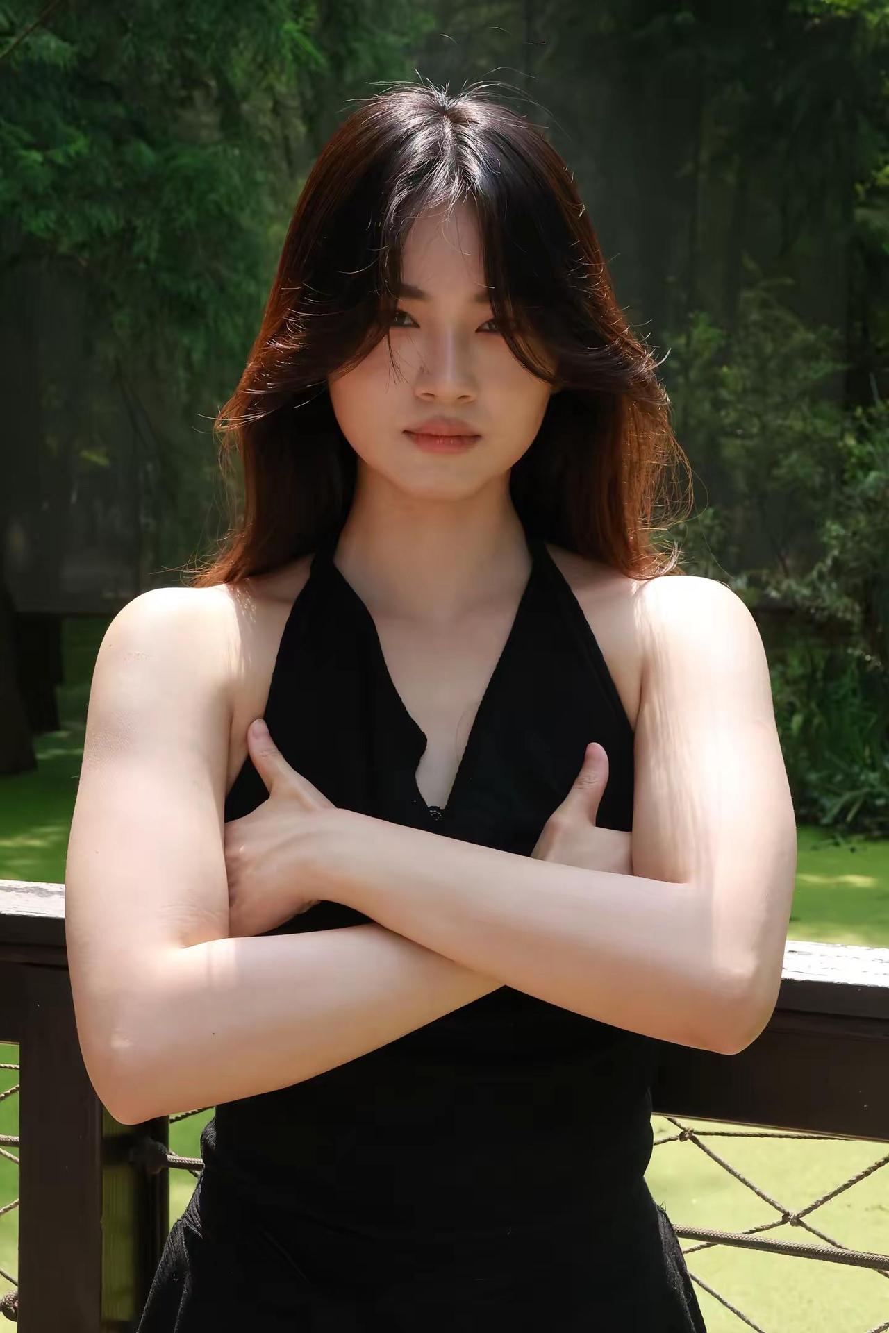 当年那个被说没有女孩子样的小孩长大了。拍照姿势 健身 女人练力量