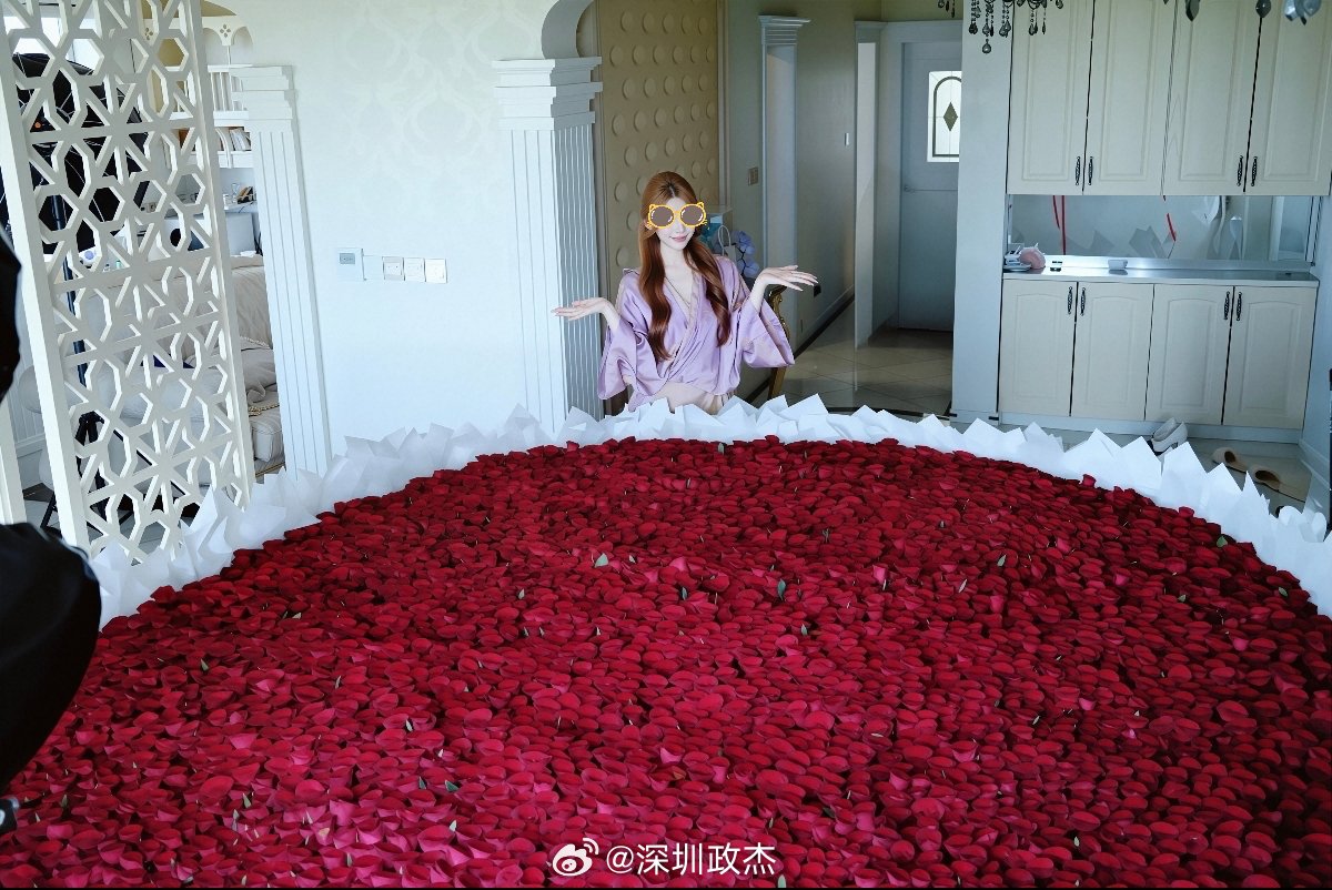 应该很难不开心，刚看到有人收到10001朵玫瑰🌹。 
