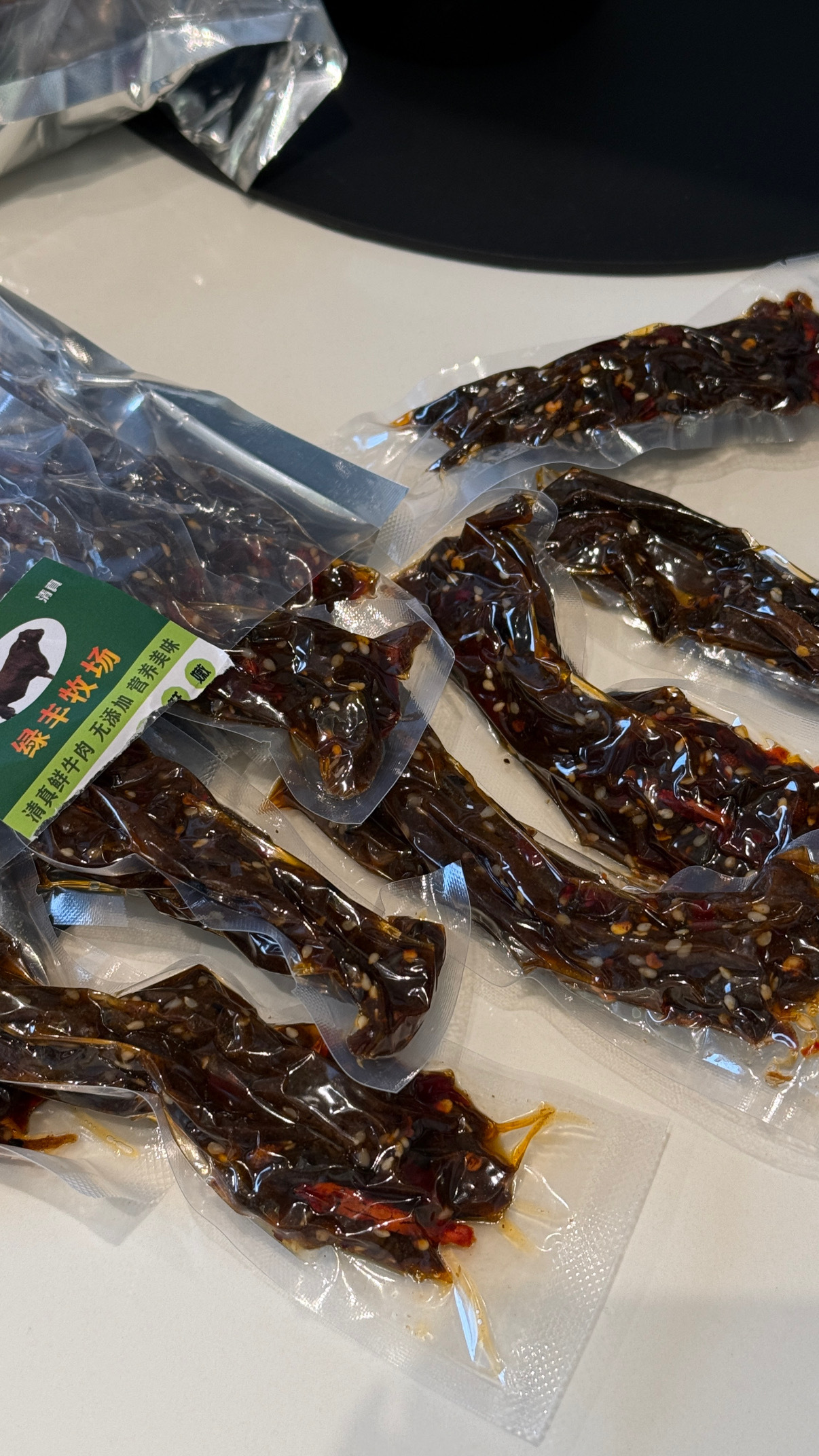 太搞笑了直播大家一直在问我吃的冷吃麻辣牛肉在此牛都是自己家牧场现杀现烤现发的牛来