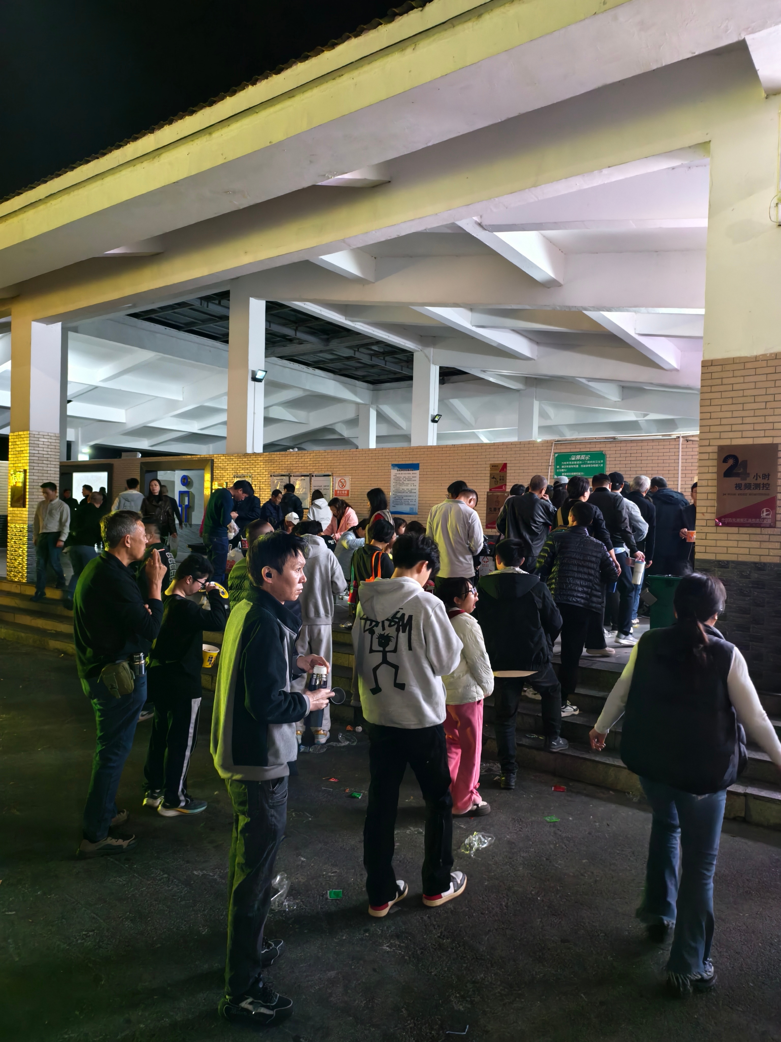 服务区太可怕了加油要排队也就算了泡面接开水都要排队……[允悲]  