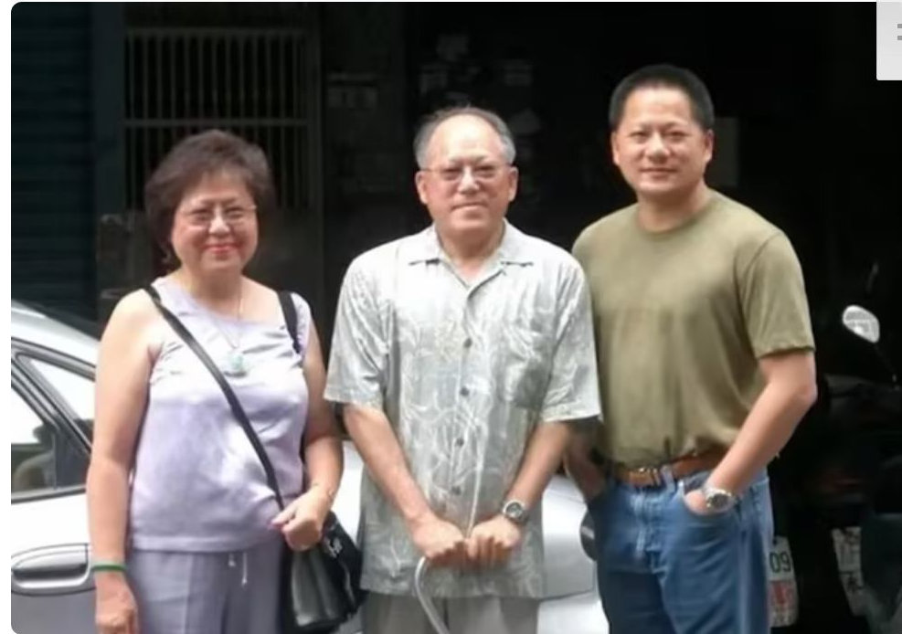 黄仁勋在台北小餐馆和90岁父母吃晚饭，买烤玉米插队，却让众人更开心 