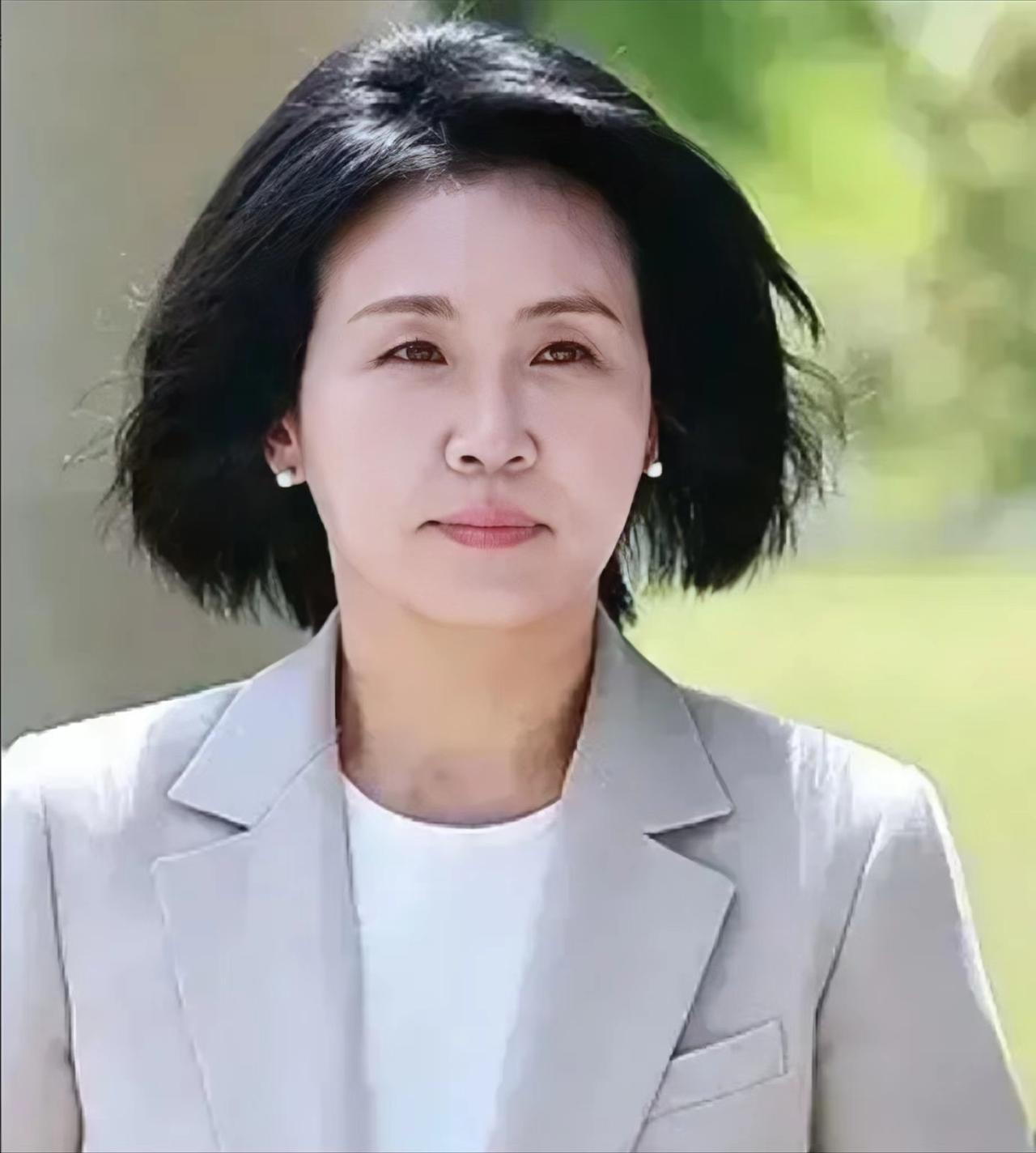 韩国前总统尹锡悦的夫人金建希曾经是人们评头论足的焦点，在很大程度上也是因为许多人