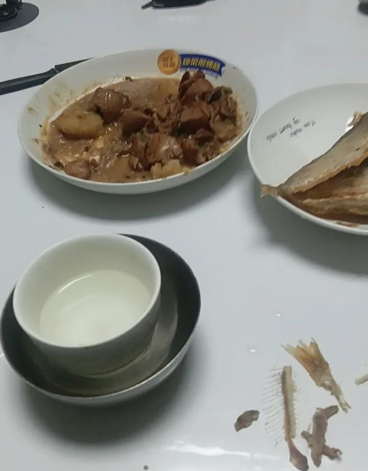 生日当天，他跑遍了三个村，不是为庆生，是为要钱。
客户欠着货款，自己卡里剩不到两