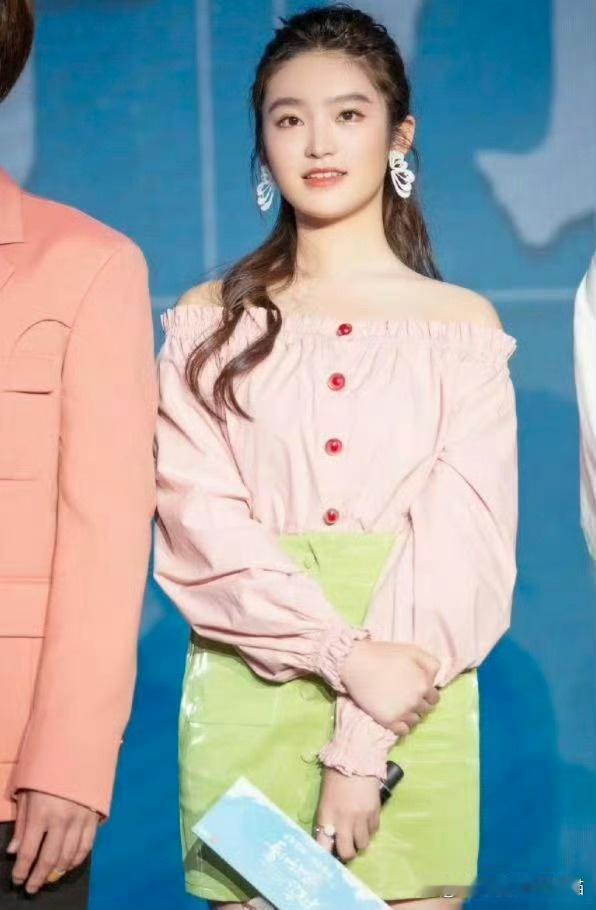 林青霞的女儿眉眼还是很像妈妈的，漂亮是漂亮，只是没有林青霞那么惊艳。 ​​​