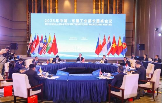 中美都采用远交近攻策略，各自开始清理后花园了。春秋战国时代，早就把这些戏码都演变