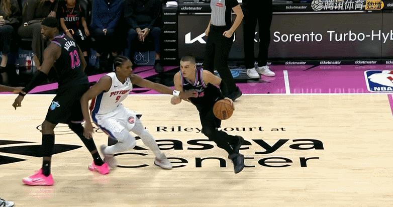 普通犯规，两罚。这时候活塞领先5分，不应该下手啊……活塞vs热火