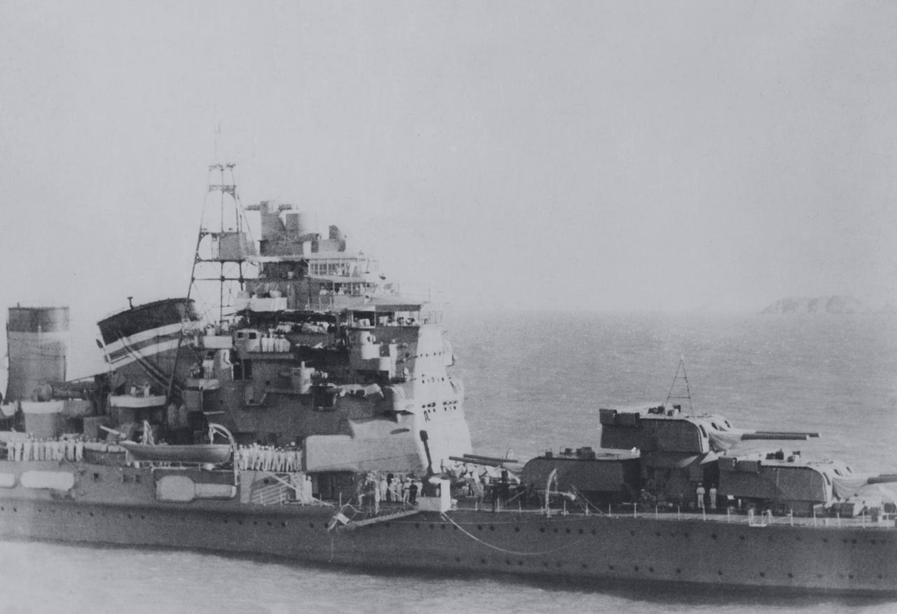 1938年在厦门的日军“摩耶”号重巡洋舰
具体时间为1938年10月21日，日本