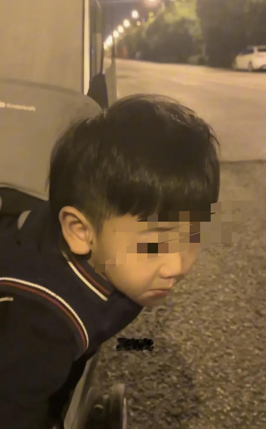 看哭了。湖北，一位3岁宝宝不知妈妈已经离世，每晚哭闹着要出去找妈妈，爸爸只好推着