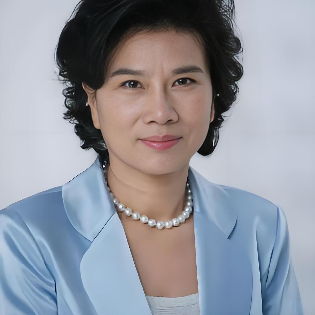 2014年，董明珠上任格力董事长，做的第一件事就是把代言人成龙换掉，很多人对此表