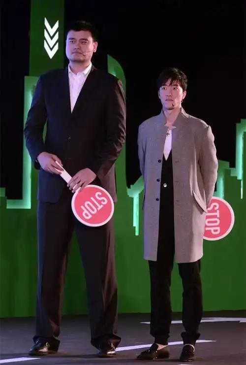 [浮云]有一次，姚明把自己的豪宅960万卖给了刘翔，豪宅内无数娱乐设施，未曾想，