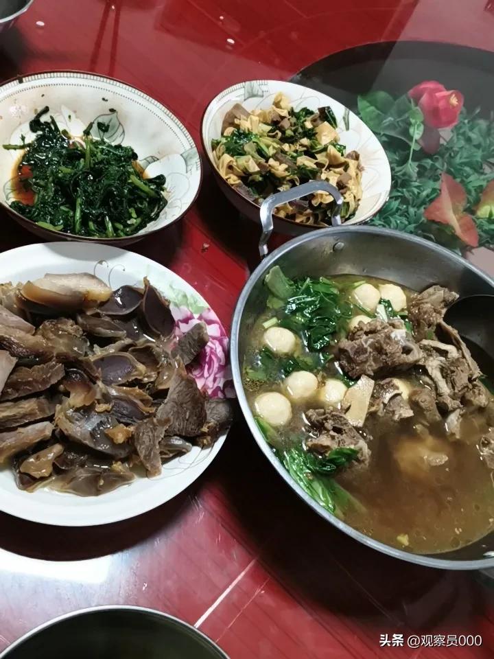 生在华夏何其有幸，一顿家常菜便是人间好光景
 
中午下班回到家，桌上摆着四道菜，