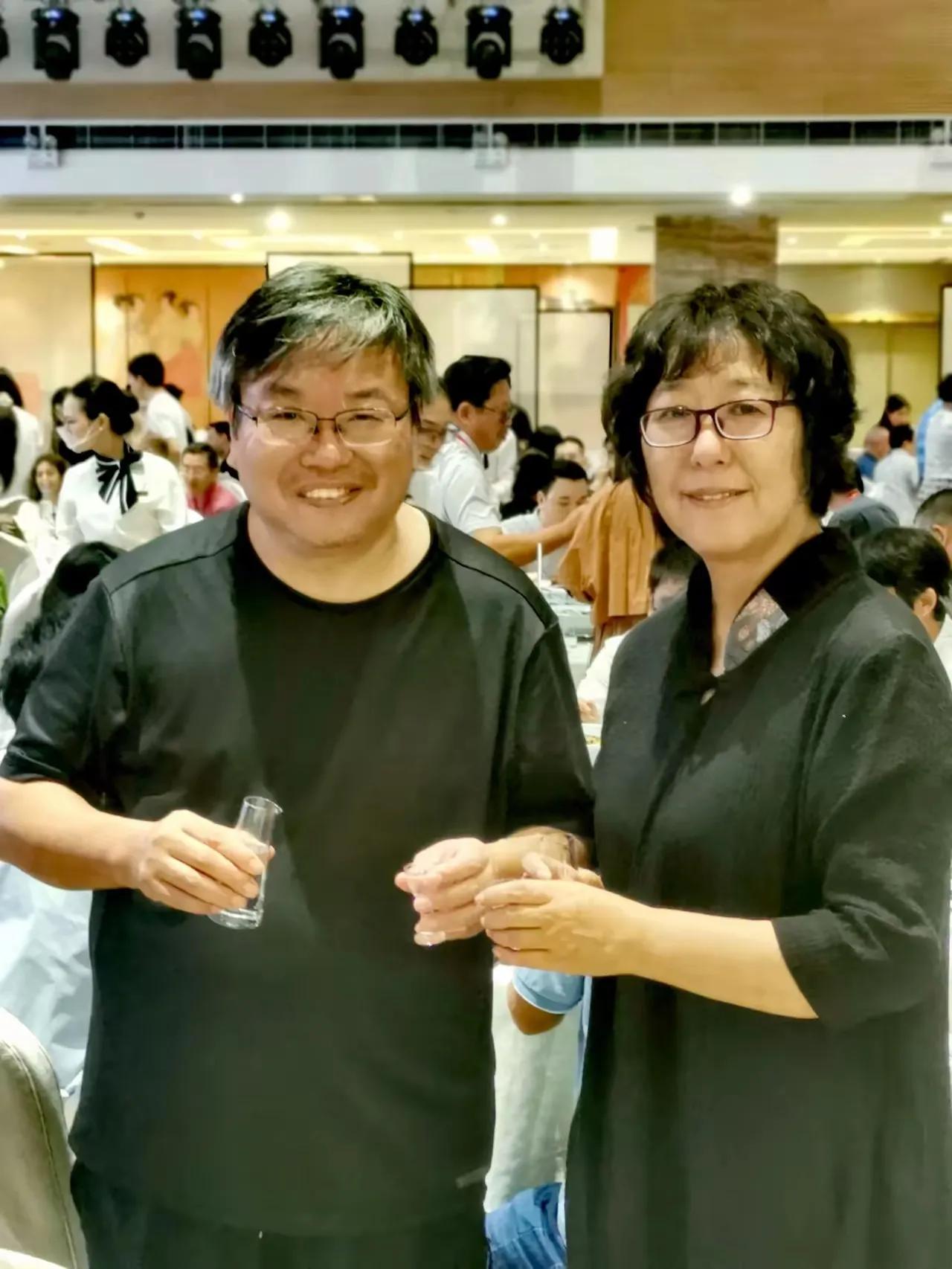 面相憨厚之人。
          最大的缺陷可能就是有酒瘾了！