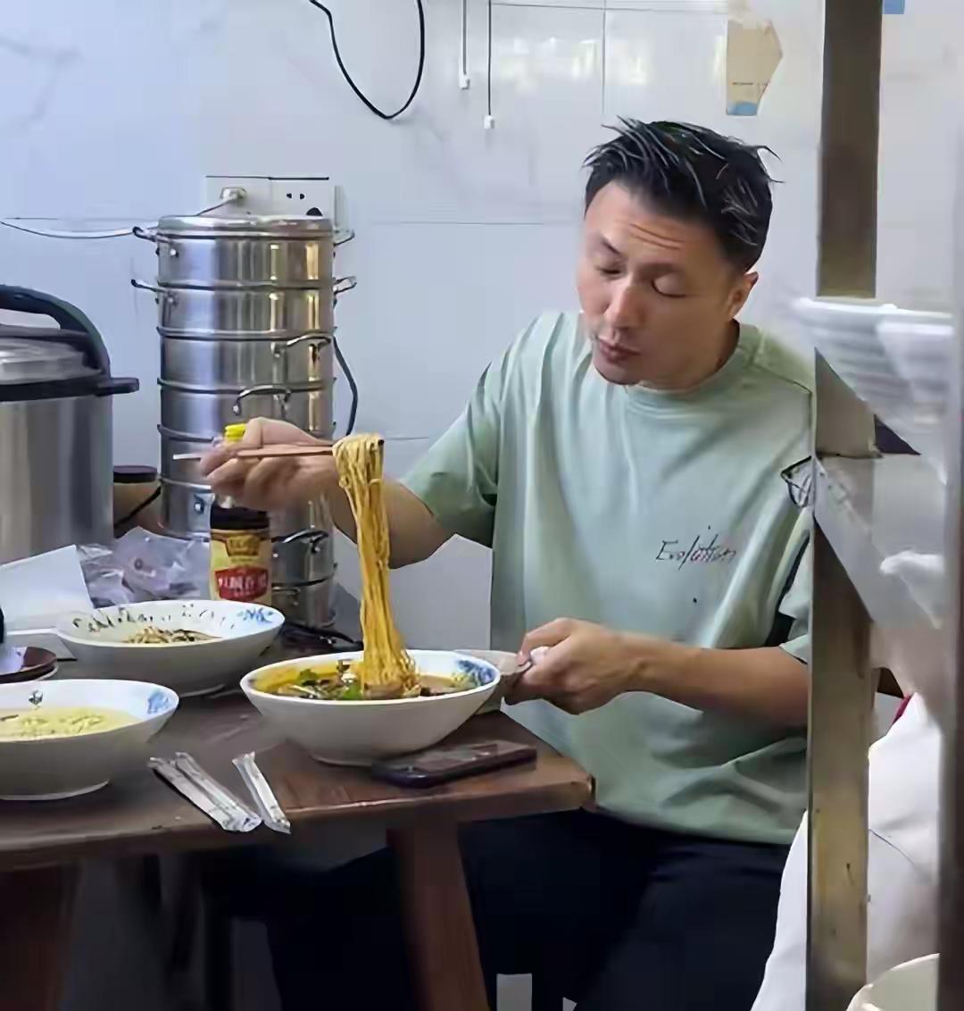 我发现明星跟我们普通人也没啥不一样，都是吃五谷杂粮长大，你平时要做的事情，他一样