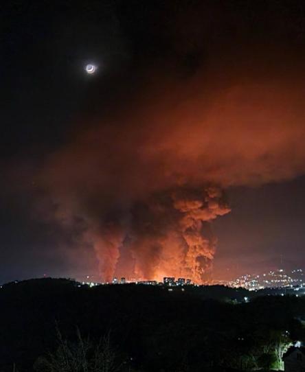 大火持续进入第五天！
 
安德烈·科瓦连科发的这张照片没有任何多余修饰。照片里的