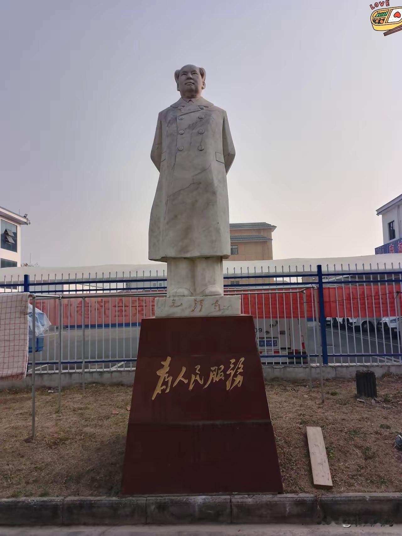 还是有很多人冒着风险去保卫毛主席塑像的。这是我们小区附近一家单位的毛主席塑像，四