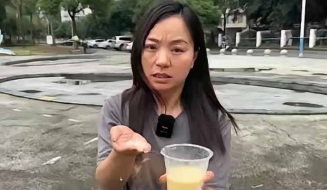 成都金堂那家火锅店太离谱

菜单标着鲜榨玉米汁

后厨直接把预包装粉加塑料糖包连