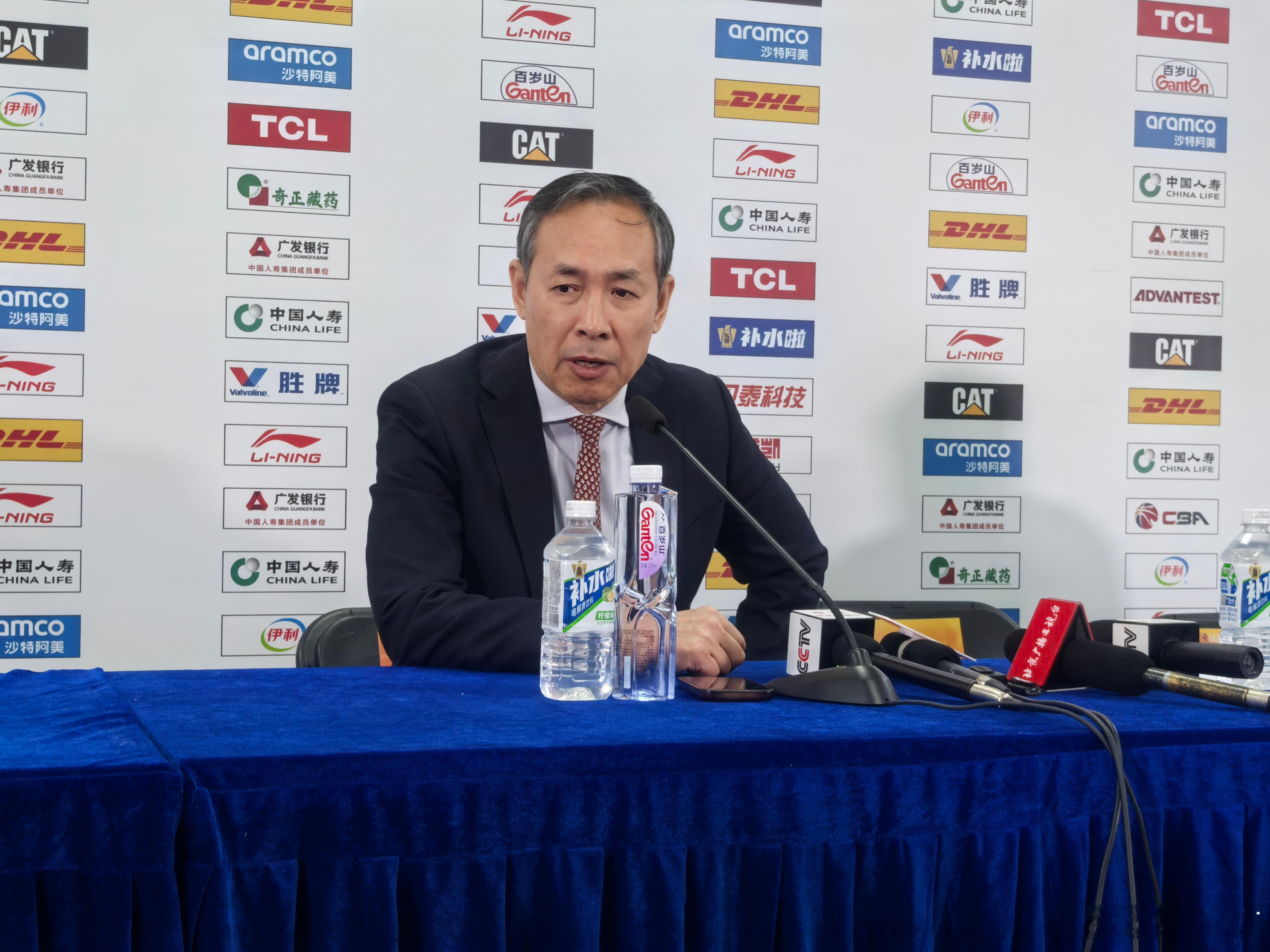 北京男篮vs上海男篮 谈到外援的差距问题，许指导表示，我们的外援虽然现在看跟对手