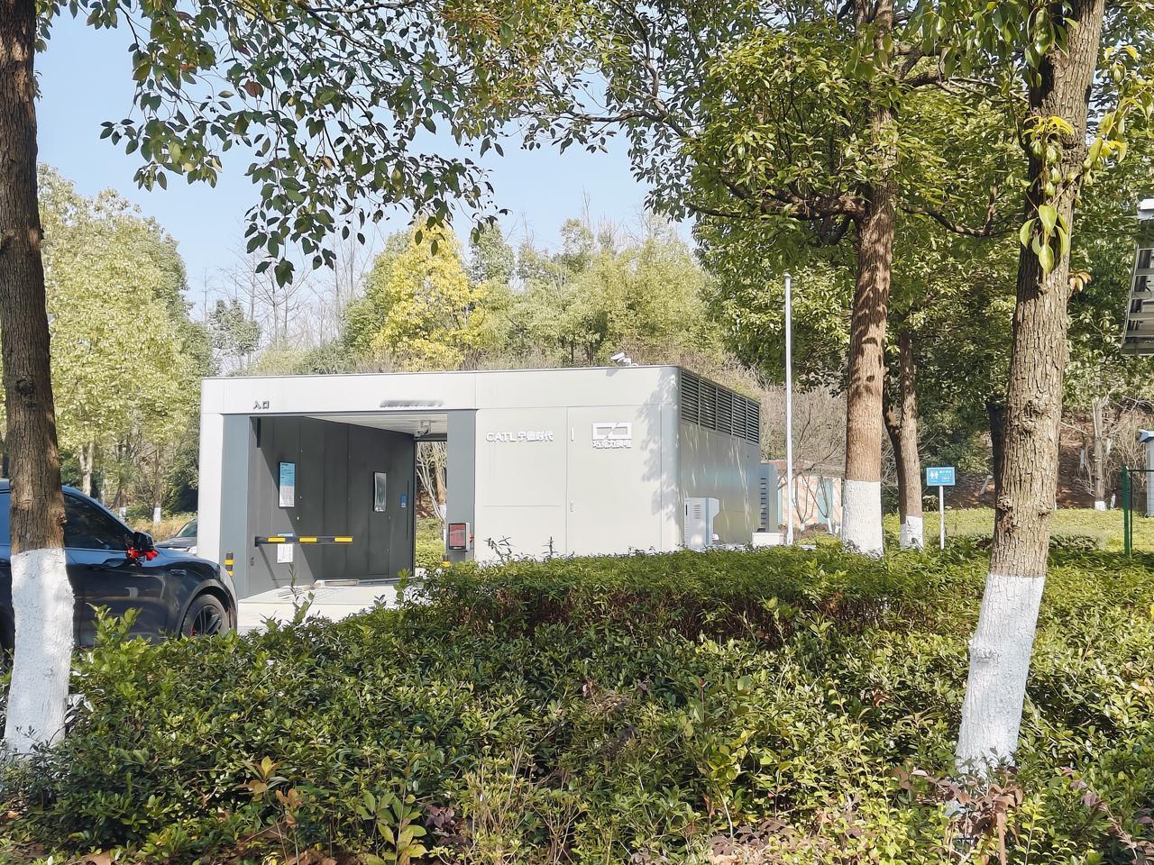 宁德时代也进军换电站领域了，我刚在附近瞧见了宁德时代的换电站，感觉和蔚来的颇为相