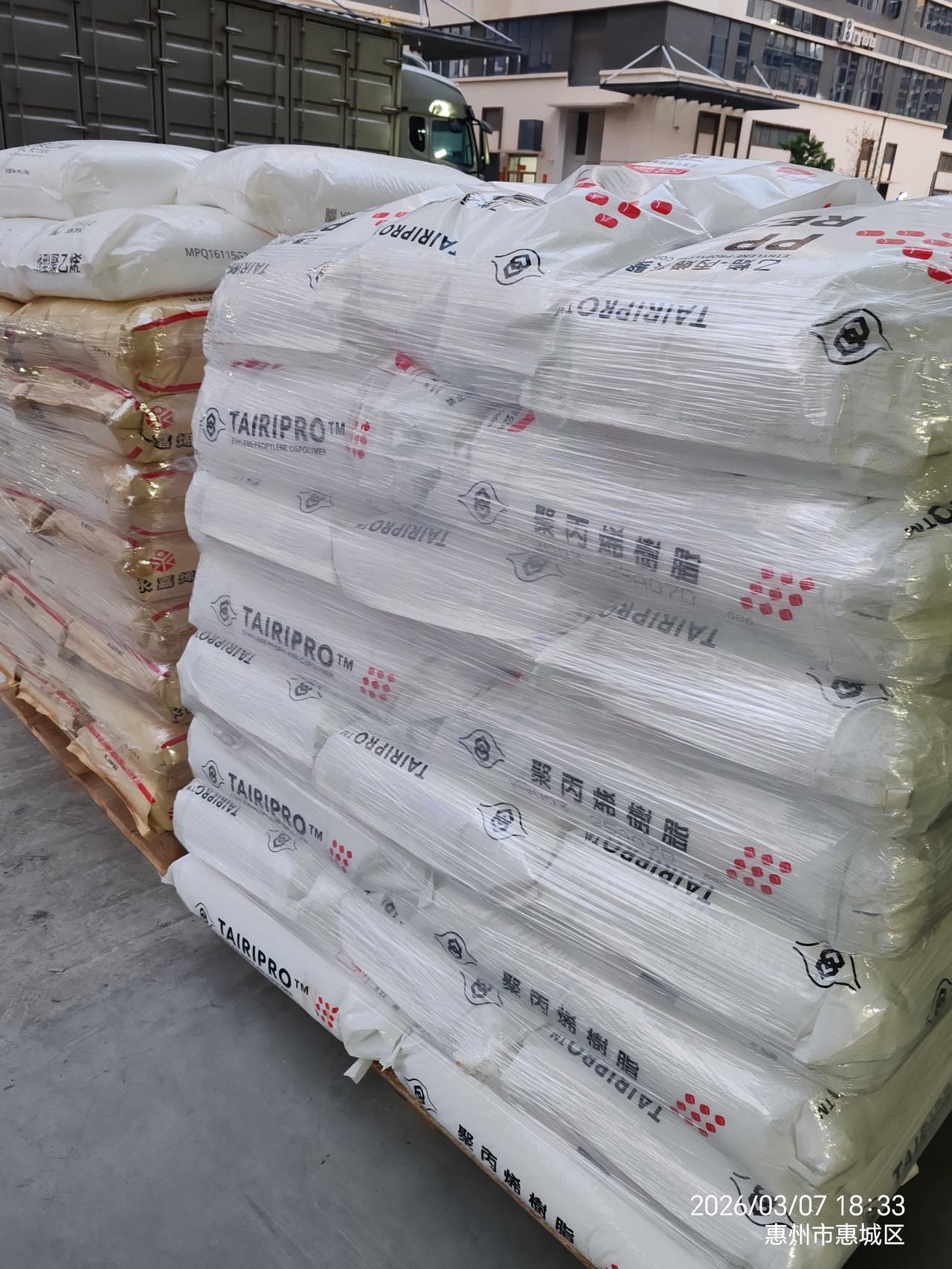 中东战火纷飞，遥远的我们感受不到惨烈，更多的是拿“伊朗导弹又突破防御击中了××要