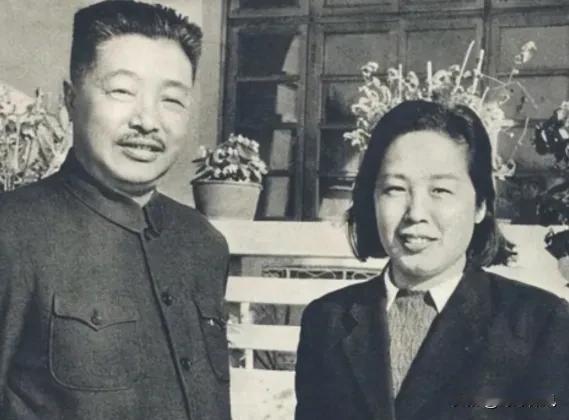 1942年贺龙与薛明的革命婚恋往事
 
1942年，46岁的贺龙吃“嫩草”，娶了