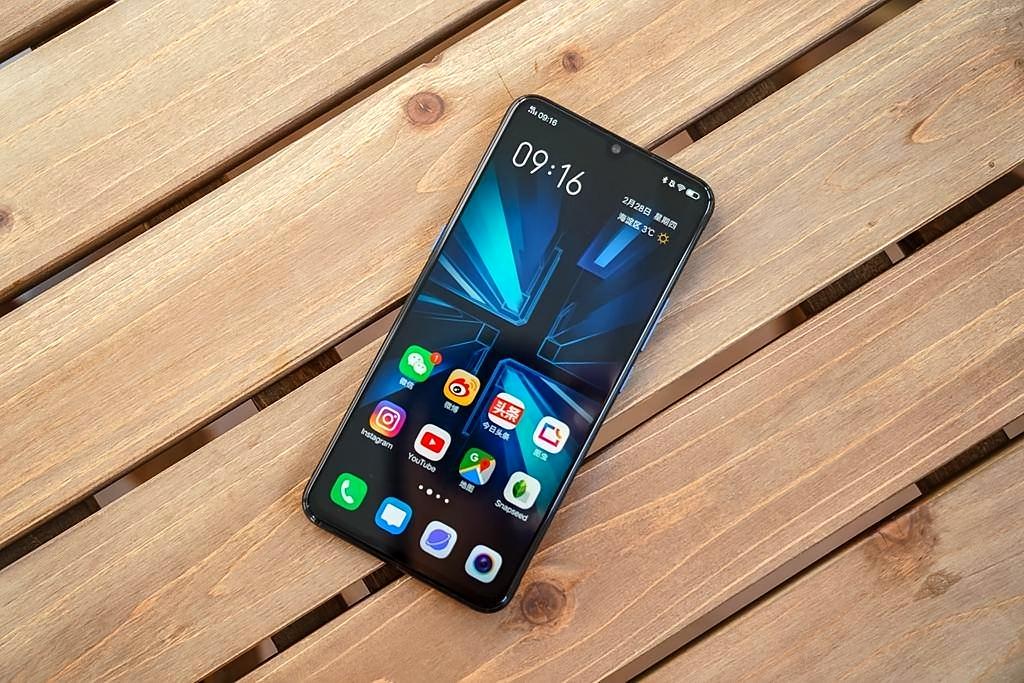 iQOO 15 Ultra，这配置有点东西！
8000nits局部峰值亮度+三星