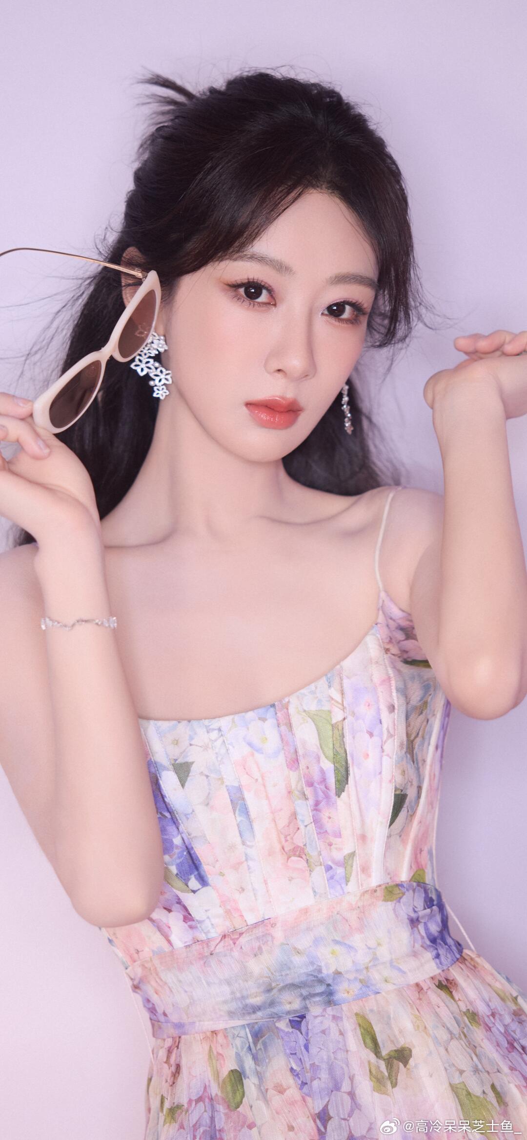 杨紫粤语发音反差萌 本来以为她粤语会很标准，结果带着点北方口音的小奶音，反差萌直