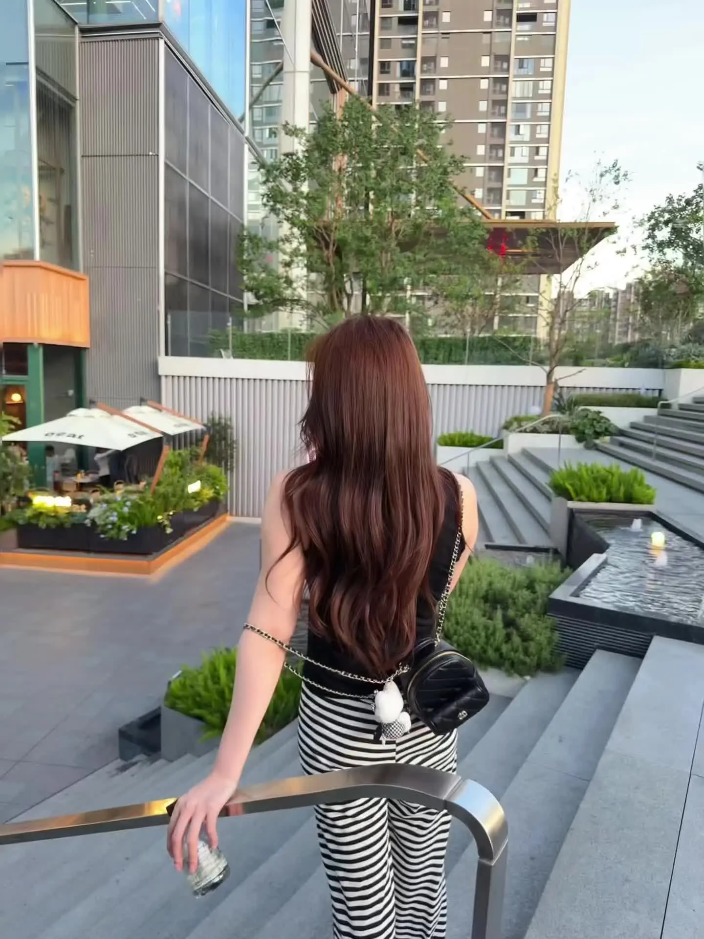 场景两个人一起散步