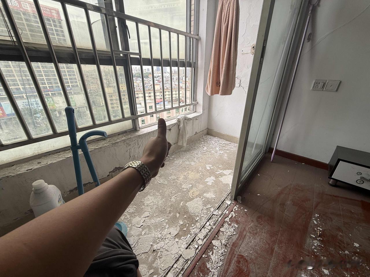 今天实地去看了东成地铁口的一套房源，说实话地段是真能打，紧邻地铁口，下楼就是万达