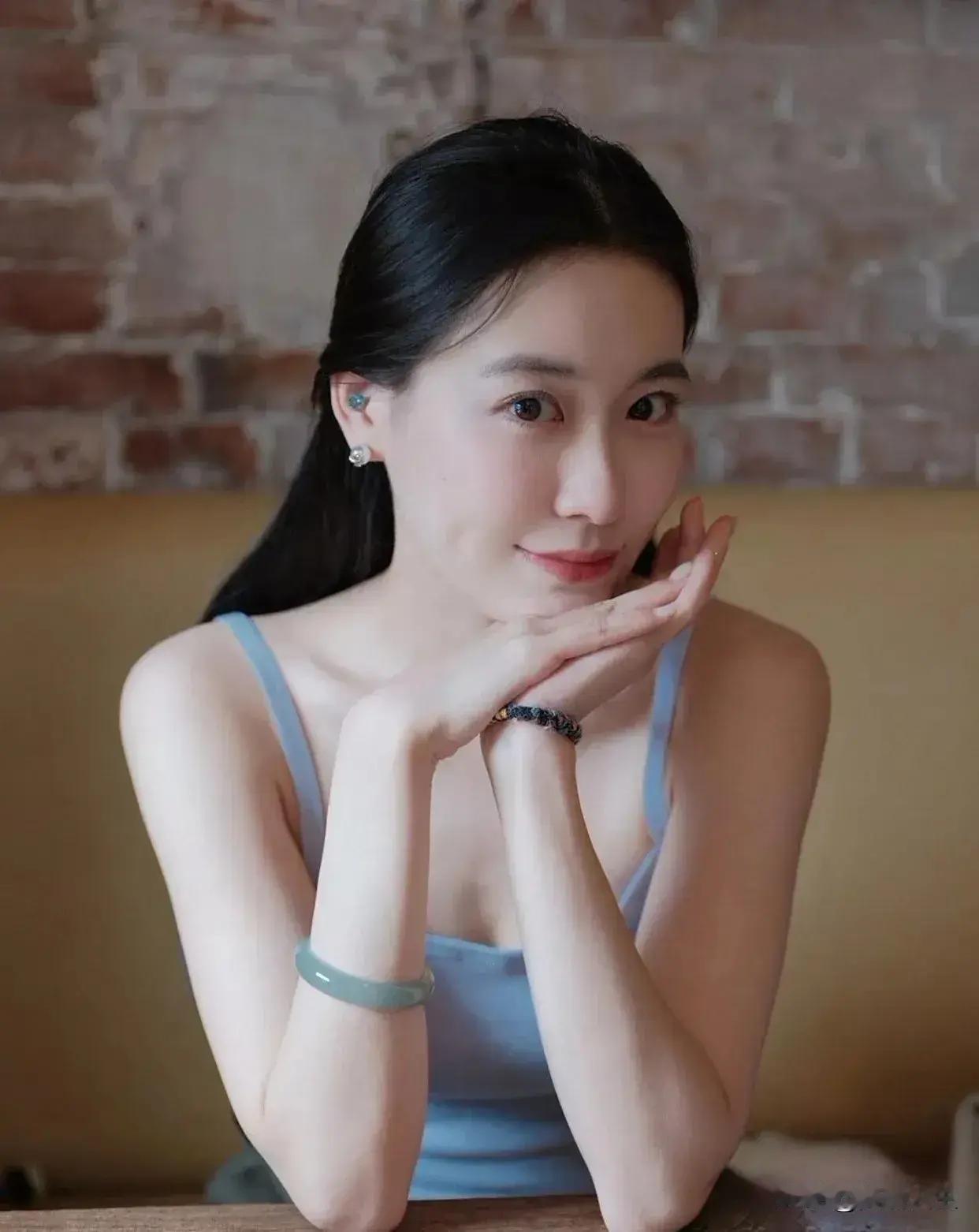 居然看起来有点像曾黎