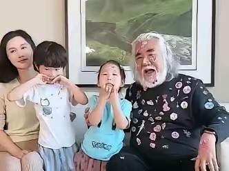 片场吼一句能震掉威亚扣的人，在家被闺女贴了一脸奥特曼。
你没看错，就是那个执掌过